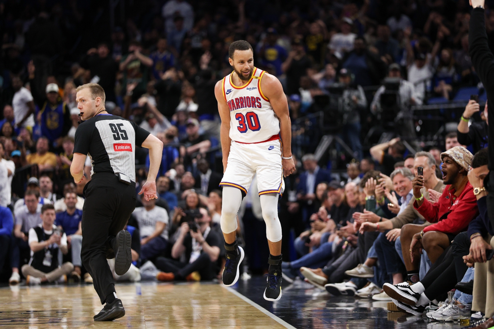 南宫体育穆古鲁扎连续十二场比赛得分超过赛事规则更新，湖人挑战极限！的简单介绍